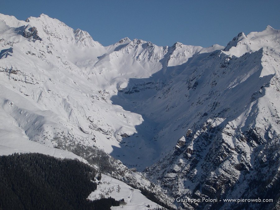 03 A SX il Gleno col passo Belviso, a DX il Tornello, in basso i ruderi della diga .jpg